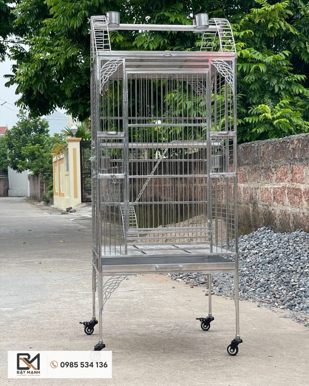 Lồng Vẹt Inox 304: Kích Thước, Mẫu Thật Và Giá 2026 3 Khay phân rút của lồng vẹt inox 304 do xưởng Bật Mạnh sản xuất