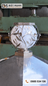 Quả cầu inox hoa lá trang trí đỉnh lồng avi lục giác