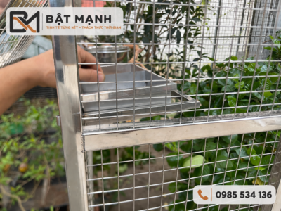 Thao tác tháo khay thức ăn trên lồng avi sân vườn inox 304