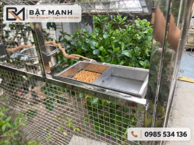 Khay thức ăn inox chia ngăn trên lồng avi sân vườn